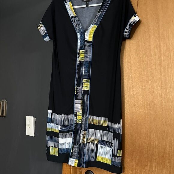 BCBGMaxazria Dress Vneck Shift Dress Size Medium Tribal Black - Picture 3 of 9